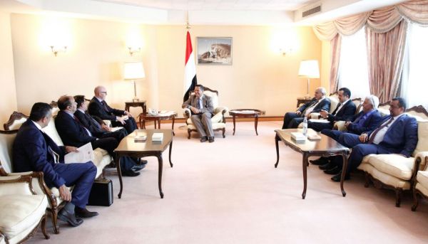 رئيس الوزراء: الحوثيون يريدون أن يحكموا اليمن بقوة السلاح وهم أقلية الأقلية