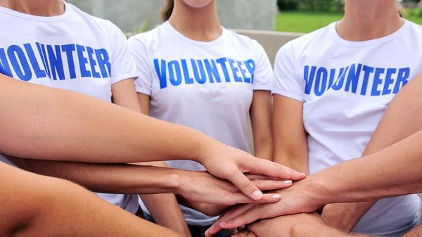 العمل التطوعي يحسن الصحة العقلية.. لكن بعد سن الـ40