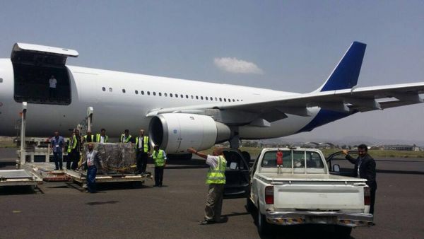 طائرتان للأمم المتحدة تصل إلى مطار صنعاء تحمل 50 طناً من الأدوية الطبية (صور)
