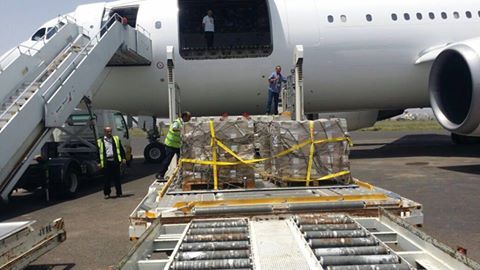 طائرتان للأمم المتحدة تصل إلى مطار صنعاء تحمل 50 طناً من الأدوية الطبية (صور)
