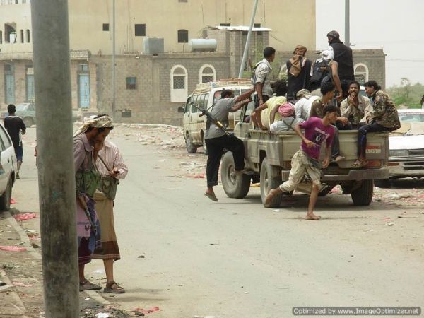 إحتجاجات لأفراد اللواء الثاني حرس حدود أمام المنطقة الخامسة في الحديدة لاحتجاز مرتباتهم من قبل الحوثيين