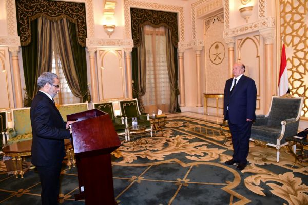 سفيرا اليمن  لدى باكستان وهولندا يؤديان اليمين الدستورية أمام الرئيس هادي