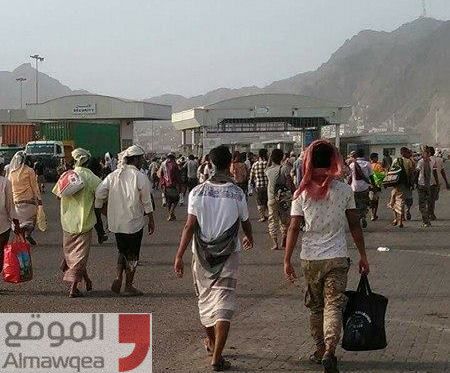 دفعة جديدة من أفراد المقاومة الشعبية تغادر عدن للقتال بجانب القوات السعودية