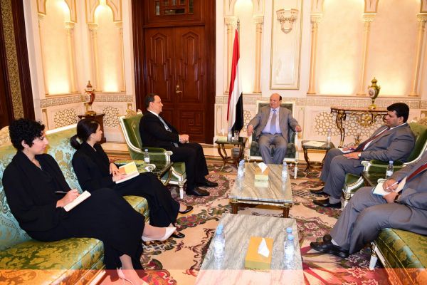الرئيس هادي يلتقي المبعوث الأممي ويؤكد حرص الحكومة في التعاطي الإيجابي مع جهود السلام