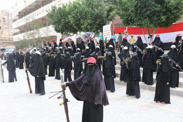 بعد الخسائر البشرية الكبيرة التي تكبدوها .. الحوثيون يلجئون لتجنيد النساء (صور)