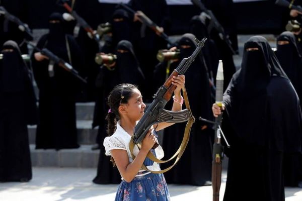 بعد الخسائر البشرية الكبيرة التي تكبدوها .. الحوثيون يلجئون لتجنيد النساء (صور)