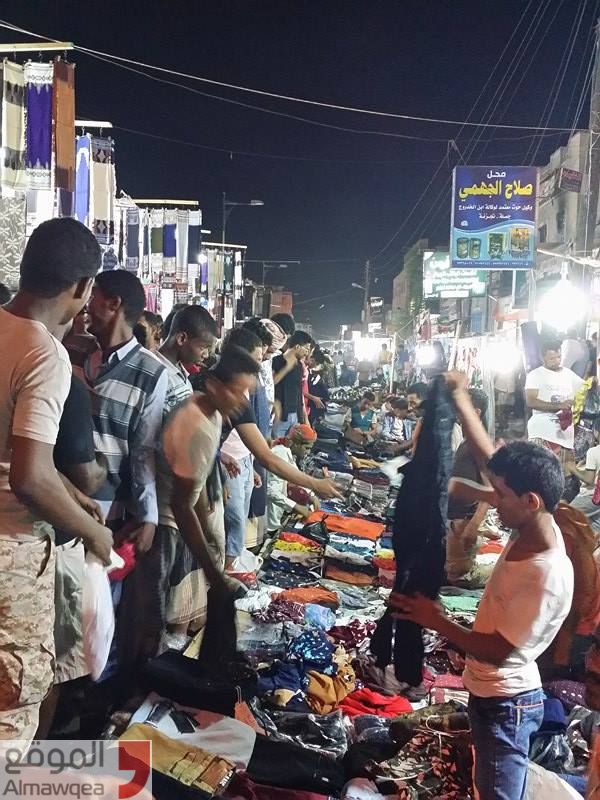 عدن عشية عيد الأضحى .. ارتفاع في الأسعار وغياب للسيولة وظلام مستمر (صور)
