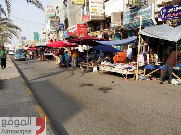 عدن عشية عيد الأضحى .. ارتفاع في الأسعار وغياب للسيولة وظلام مستمر (صور)