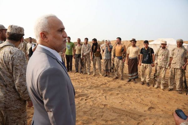 محافظ الحديدة وقائد العسكرية الخامسة يتفقدان وحدات الجيش والمواقع في حرض وميدي (صور)
