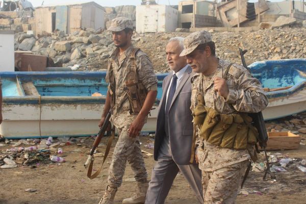 محافظ الحديدة وقائد العسكرية الخامسة يتفقدان وحدات الجيش والمواقع في حرض وميدي (صور)