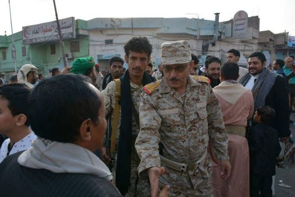قائد المجلس العسكري يزور جرحى الجيش والمقاومة ومواقع الجيش في تعز (صور)