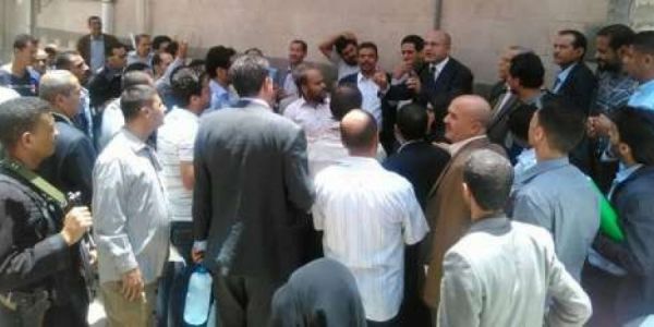 موظفون يدعون إلى إضراب شامل في صنعاء للمطالبة برواتب متأخرة وتحييد البنك المركزي
