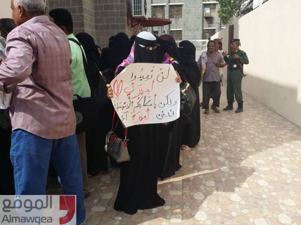 موظفي مستشفى عدن العام ينظمون وقفات احتجاجية  ضد قرار مكتب الصحة بإغلاقه (صور)