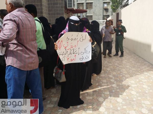 موظفي مستشفى عدن العام ينظمون وقفات احتجاجية  ضد قرار مكتب الصحة بإغلاقه (صور)