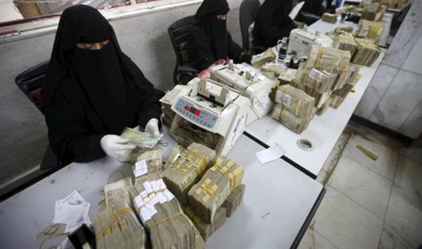محلل اقتصادي يكشف سبب لجوء الحكومة اليمنية إلى تغيير العملة المحلية