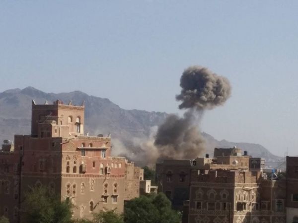 انفجارات عنيفة جراء استئناف القصف الجوي على الكلية الحربية شمال شرق العاصمة صنعاء