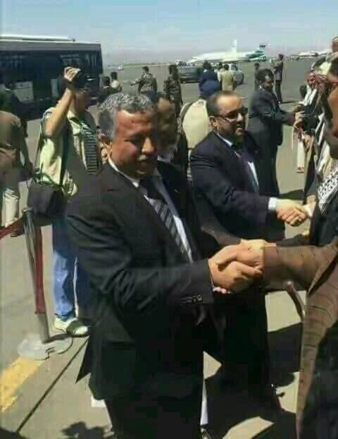 وفد الانقلابيين يعود إلى صنعاء قادما من مسقط مقابل الإفراج عن معتقلين أمريكيين لدى الحوثيين