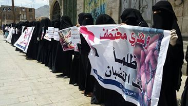 وقفة لرابطة امهات المختطفين تحمل المبعوث الأممي مسؤولية ملف المختطفين في سجون الحوثيين