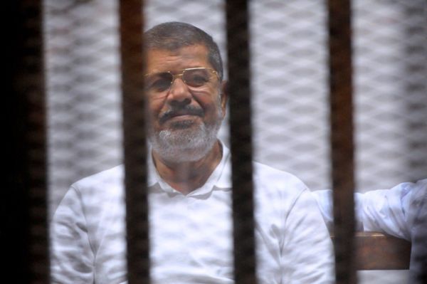 مستشار محمد بن زايد ينتقد حكم القضاء المصري على مرسي ويقول فيه الكثير من القسوة والظلم