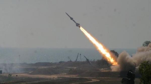 ثلاثة صواريخ باليستية يطلقها الحوثيون نحو 