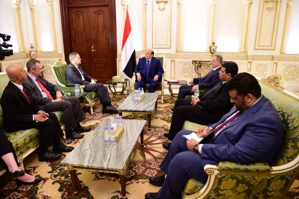 هادي يستقبل سفيري واشنطن و لندن ويناقش معهما تطورات مشاورات السلام في اليمن