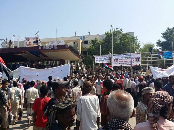 حشود ضخمة في عدن ترفض مبادرة المبعوث الأممي وتؤكد دعمها لشرعية الرئيس هادي (صور)