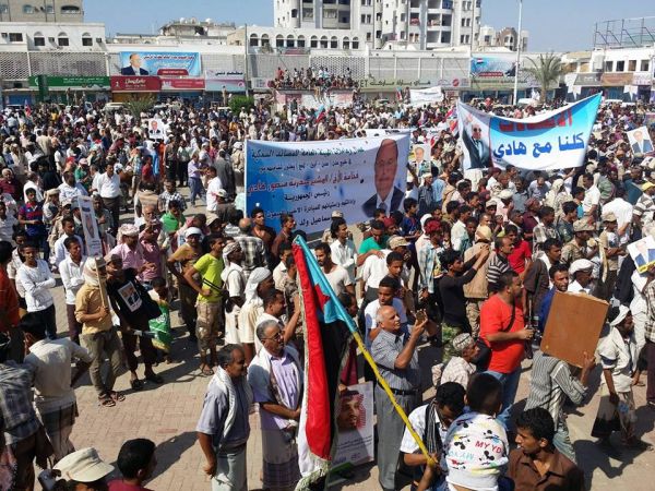 حشود ضخمة في عدن ترفض مبادرة المبعوث الأممي وتؤكد دعمها لشرعية الرئيس هادي (صور)
