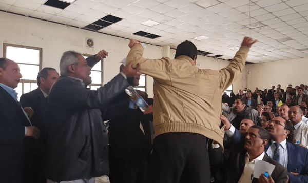 مليشيا الحوثي تعتدي على نقابة التدريس بجامعة صنعاء و نائب رئيس الجامعة يقدم استقالته