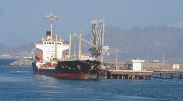 مليشيا الحوثي تحتجز سفن وقود تابعة لرجل أعمال مقرب من المخلوع في ميناء الحديدة