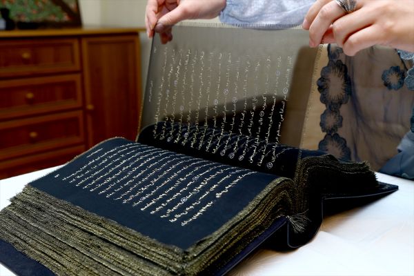 فنانة أذرية تنجز أول مصحف مكتوب على الحرير بالعالم (صور)