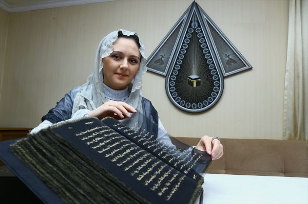 فنانة أذرية تنجز أول مصحف مكتوب على الحرير بالعالم (صور)