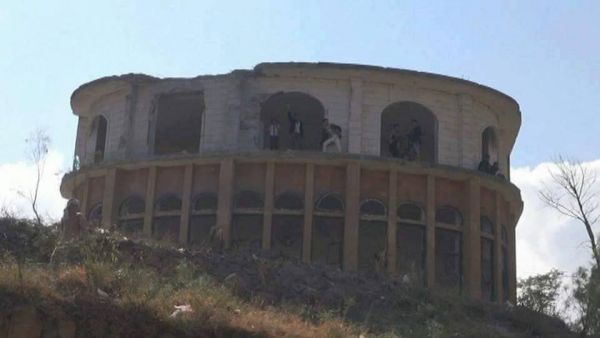 إب: مصادر تؤكد مقتل قيادات حوثية في قصف طيران التحالف لمبنى نقابة الأطباء