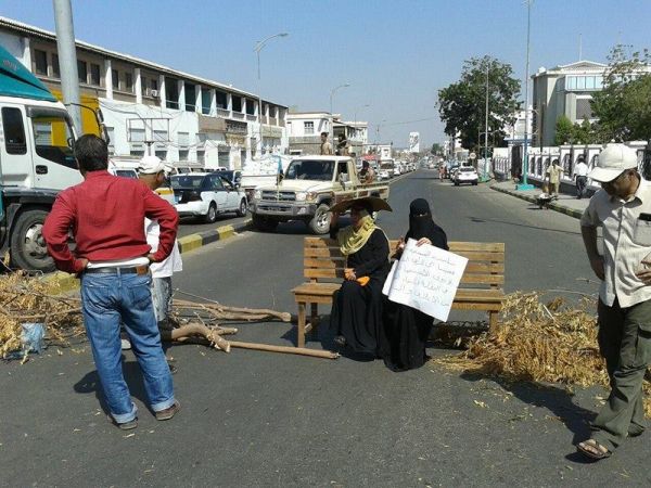 عدن : موظفي استكشاف النفط والمعادن يقطعون شوارع المعلا احتجاجا على عدم تسلم رواتبهم