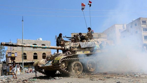 تعز: الجيش يتصدى لهجمات المليشيات بعدة جبهات والطيران يقصف أهدافا شرق وغرب المدينة