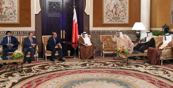 الفريق علي محسن يلتقي ولي عهد البحرين ويؤكد حرص الحكومة الشرعية على السلام