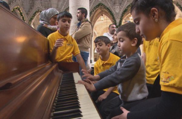أطفال لاجئون سوريون يؤدون أغنية أمام رئيس وزراء كندا
