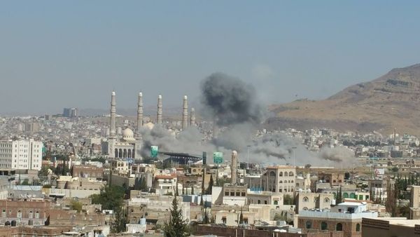 طيران التحالف يعاود قصف أهدافا في ميدان السبعين بالعاصمة صنعاء (صور)