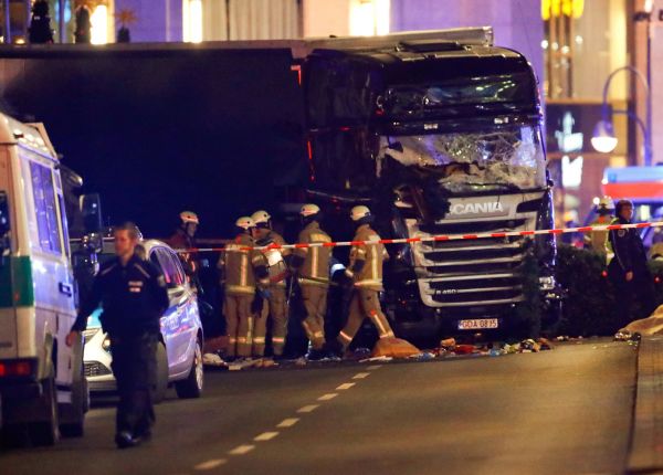 مقتل 12 وإصابة 48 في اقتحام شاحنة لسوق في برلين