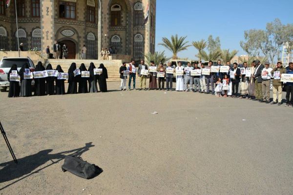 وقفة تضامنية أمام القصر الجمهوري في مأرب للمطالبة بالإفراج عن الصحفيين المختطفين (صور)