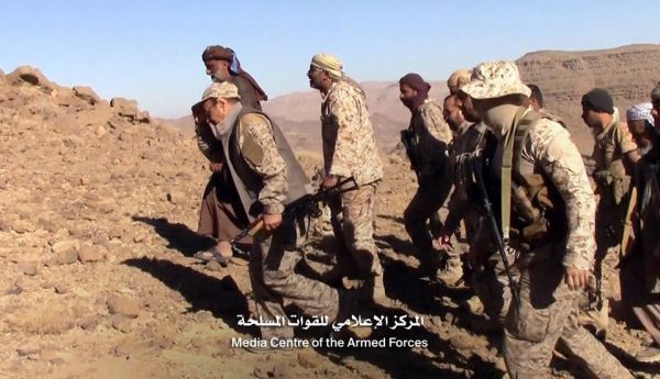 الفريق علي محسن صالح يتفقد وحدات الجيش في الخطوط الأمامية بنهم شرق صنعاء (صور)