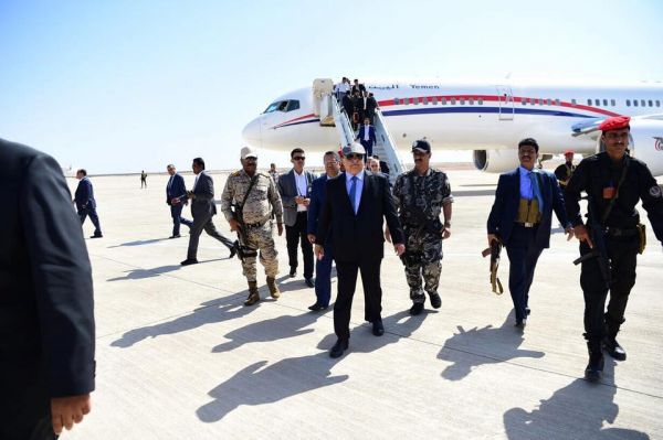 رئيس الجمهورية يصل محافظة حضرموت قادما من عدن برفقة رئيس الوزراء