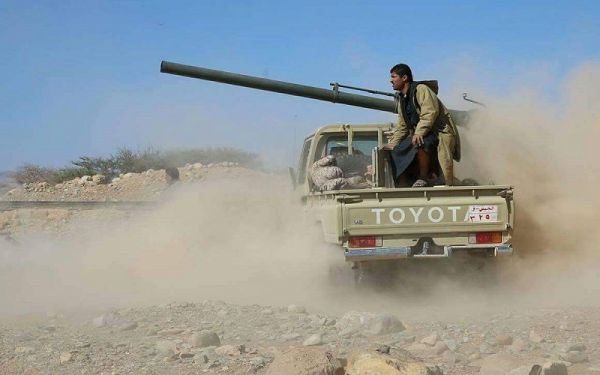 قصف متبادل بين قوات الجيش والحوثيين بجبهات غرب وشرقي تعز