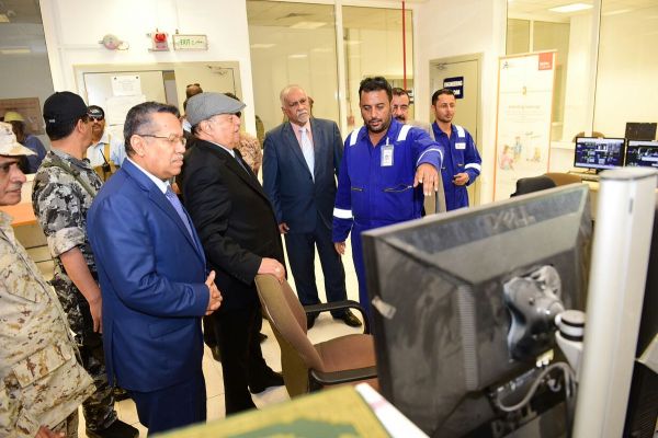 الرئيس هادي يزور المنشئات النفطية بحضرموت ويوجه بإنشاء محطة كهروغازية بقدرة 50 ميجا (صور)