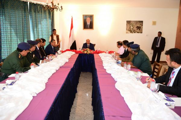 الرئيس هادي يناقش العديد من الجوانب التنموية لدى ترؤسه اجتماعا بقيادات إقليم حضرموت