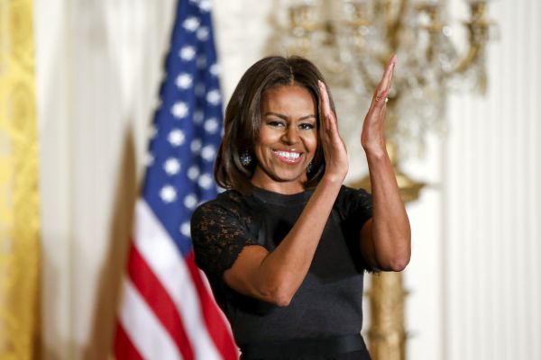 إقالة مسؤولة وصفت زوجة أوباما بأنها «قردة بكعب عال»