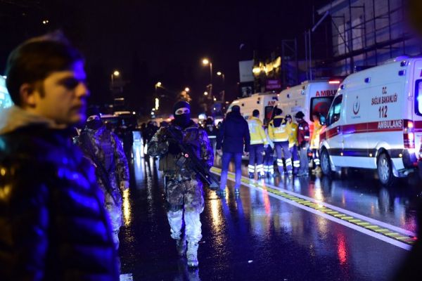 هجوم دامٍ على ملهىً ليلي بإسطنبول يخلف عشرات القتلى والجرحى (فيديو + صور)
