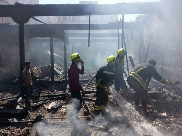 عدن : حريق هائل يلتهم مخزنا للعطور في كريتر (صورة)