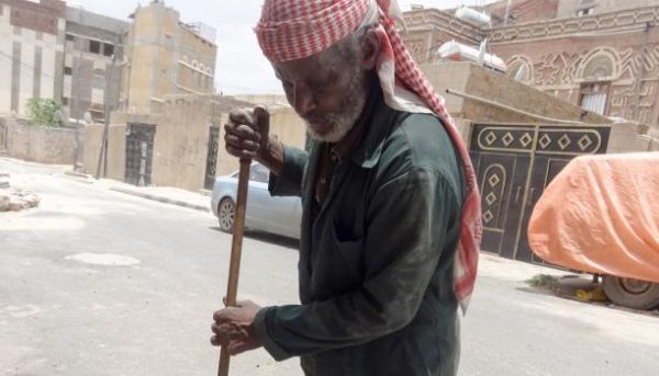 إب : مليشيا الحوثي تختطف 5 من عمال النظافة طالبوا بمستحقات ليستطيعوا مواصلة العمل