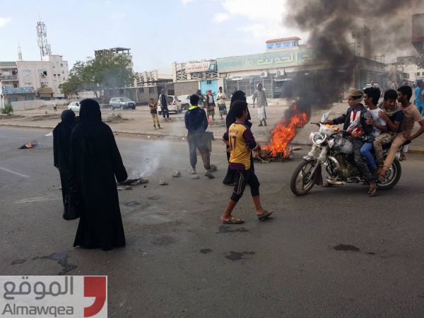 عدن: مواطنون يقطعون الشوارع احتجاجا على تأخر مستحقاتهم (فيديو - صور)