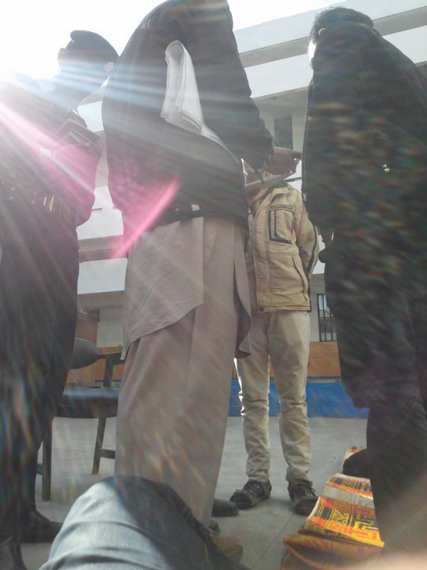 الأمن الباكستاني يعتقل مجموعة من الطلاب المعتصمين في السفارة اليمنية بموجب توجيهات السفير (صور + فيديو)